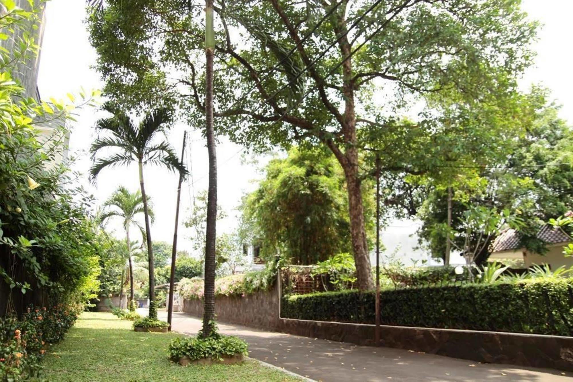 Reddoorz Near Kemang Raya 3* Jakarta